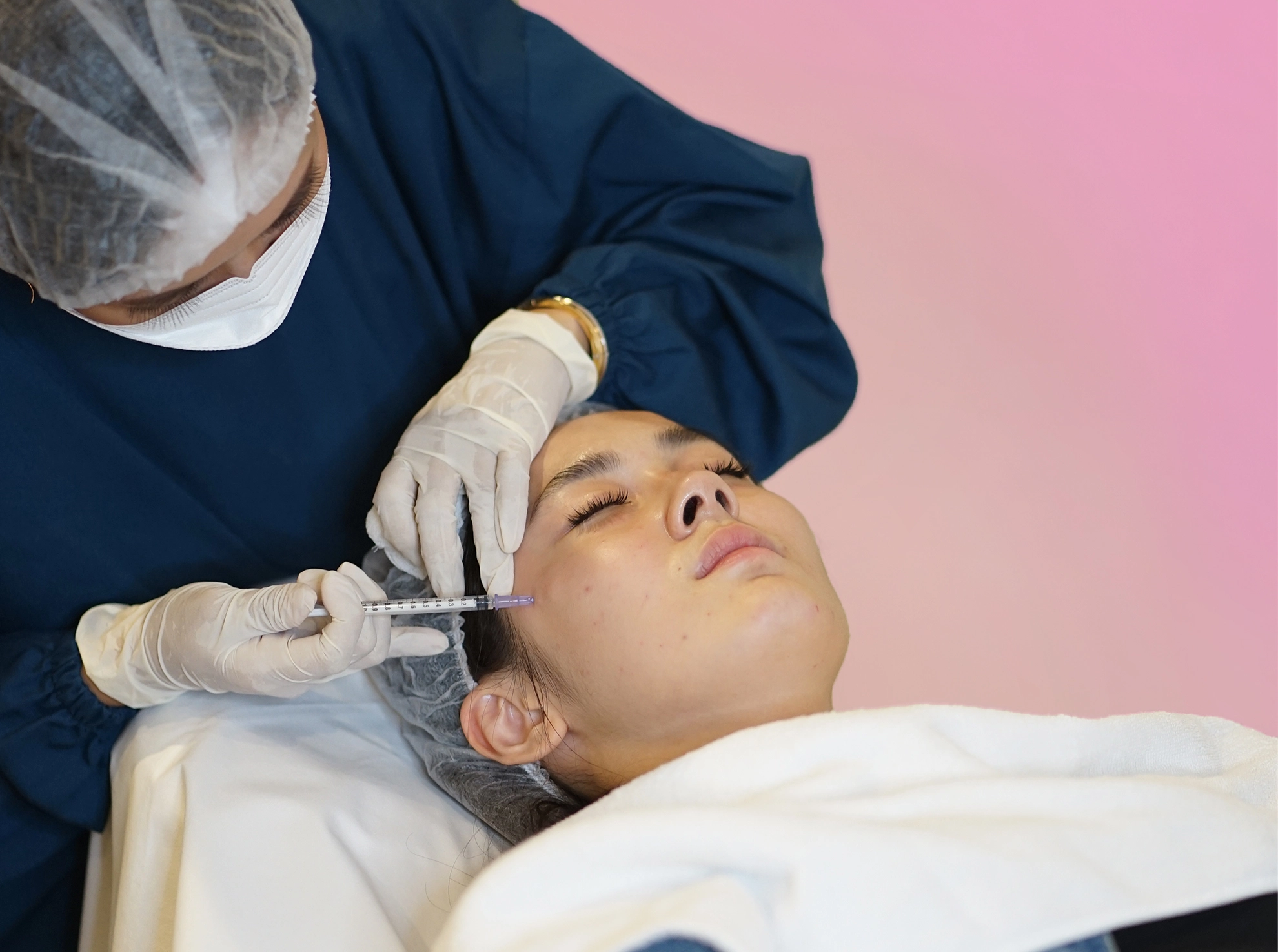 Pasien sedang melakukan treatment face contouring