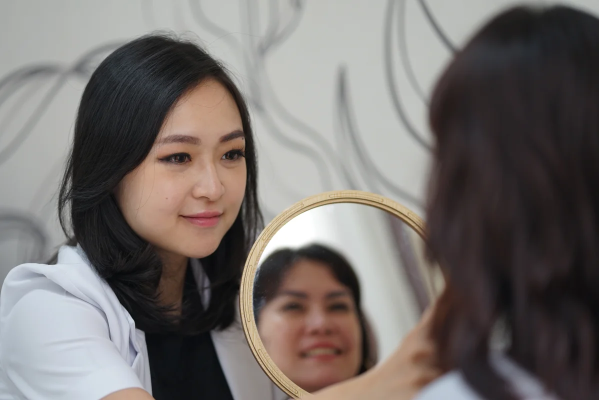 Dokter Evelyne bersama dengan pasien Kontura