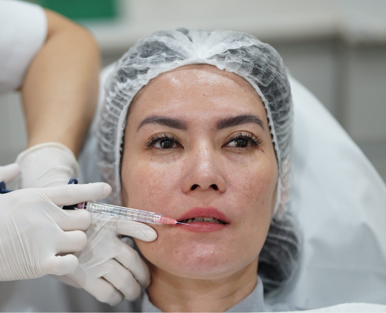Pasien sedang melakukan filler bibir