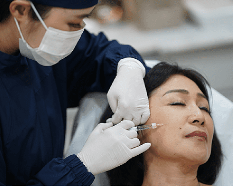 Pasien sedang melakukan treatment mesolipo