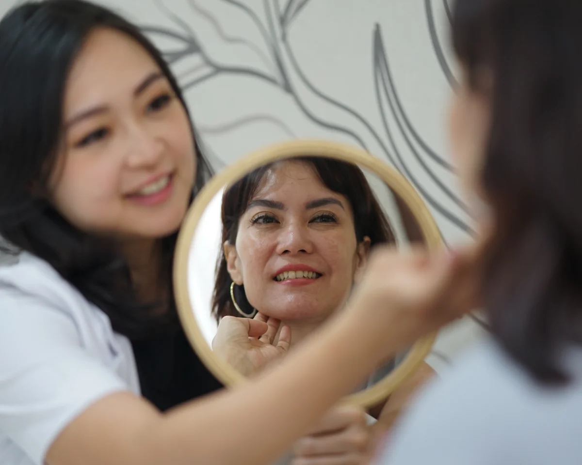 Dokter Evelyne bersama dengan pasien Kontura