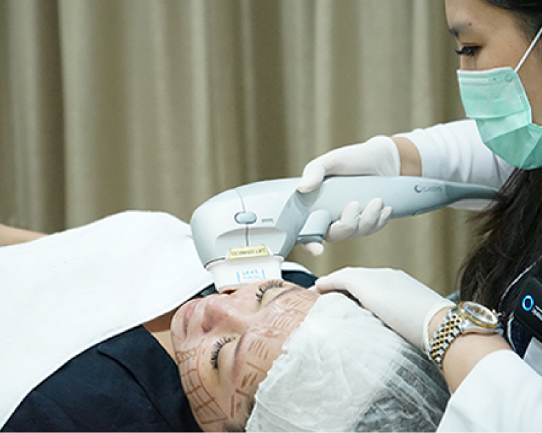 Pasien sedang melakukan treatment ultimate lift MMFU